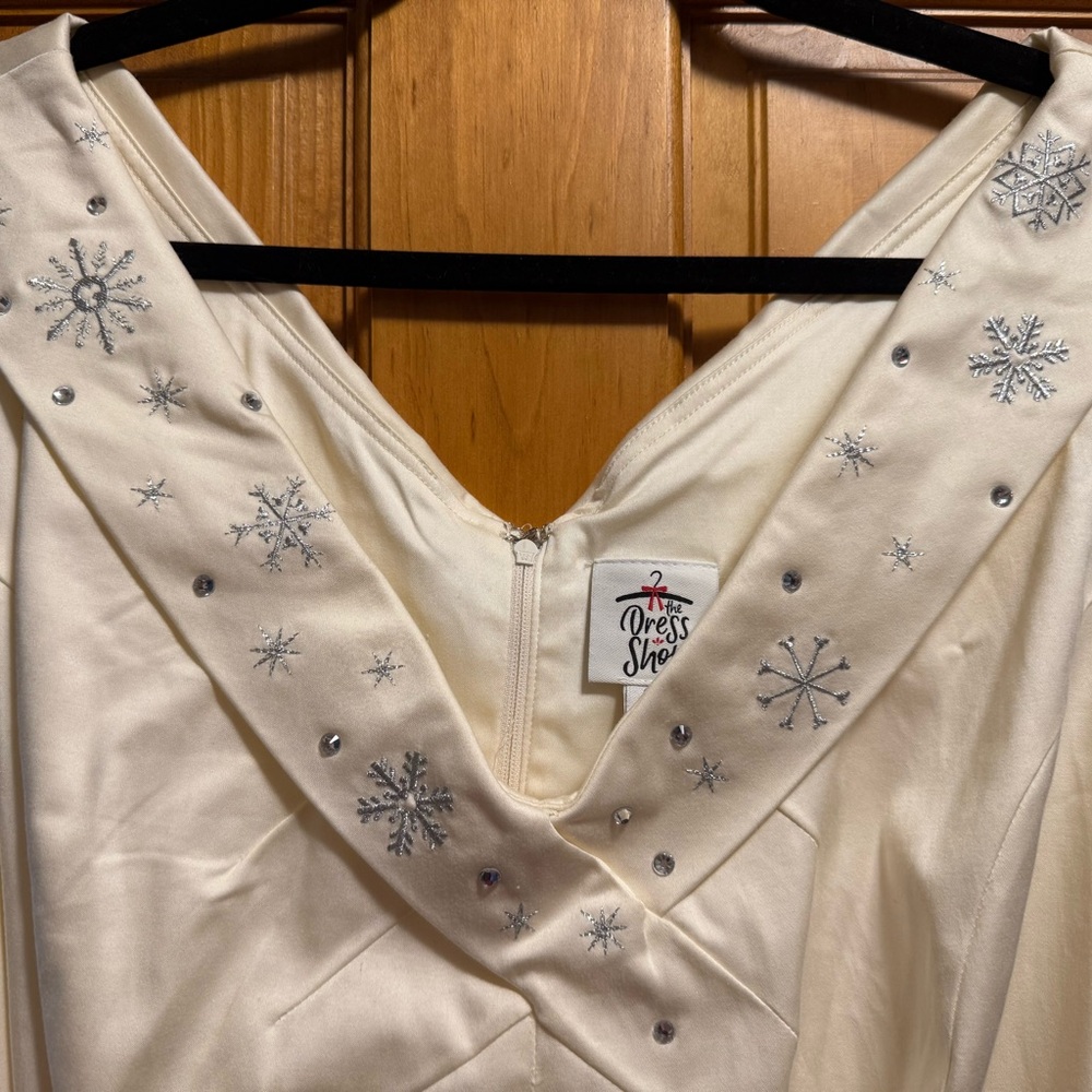Disney Cream Midi Dress Size 2xl with Winter wonderland Castle Print - Picture 8 of 11